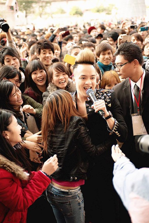 Một fan hâm mộ đã ôm chầm lấy Cao Thái Sơn khi anh đang hát