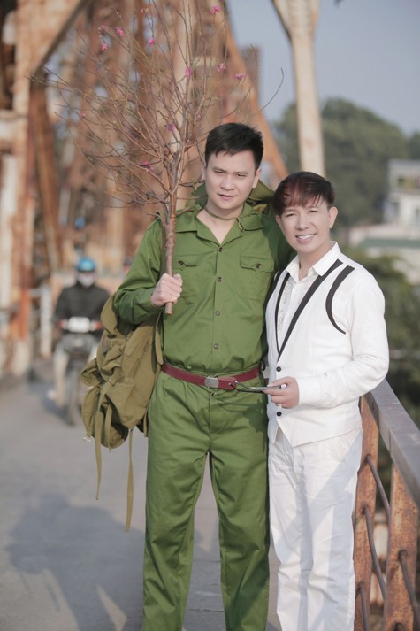 Trong MV năm ngoái, diễn viên Công Dũng đóng vai 'chồng' của Long Nhật còn trong năm 2014, anh trở thành chú bộ đội trở về thăm nhà
