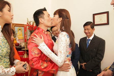 Trao nhau nụ hôn hạnh phúc trước gia đình và bạn bè. Được biết qua Tết Nguyên đán, Ngọc Quyên sẽ về Việt Nam tổ chức đám cưới.