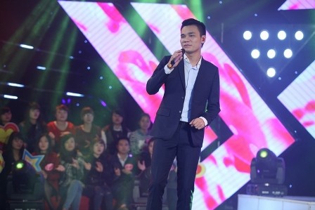 Khắc Việt hát tặng khán giả hâm mộ trên sân khấu Sao Online