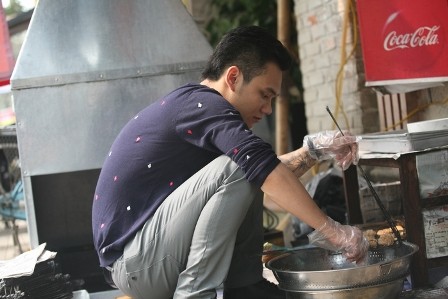 Khắc Việt thử sức với công việc nướng thịt
