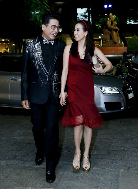 Tối qua (27/2), Hoa hậu Thu Hoài gây chú ý khi tay trong tay đến dự tiệc với MC Thanh Bạch