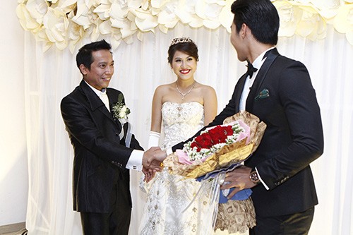 Trương Nam Thành mang hoa đến tặng bạn gái cũ trong ngày cưới