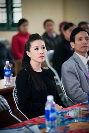 Hoa hậu Thu Hoài ăn mặc giản dị trong buổi lễ phát quà cho đồng bào dân tộc nghèo Thái Nguyên