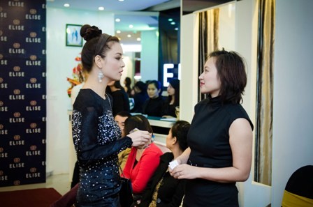 Mai Thu Trang chúc mừng Khánh Linh đoạt giải nhì trong gameshow Chinh phục đỉnh cao