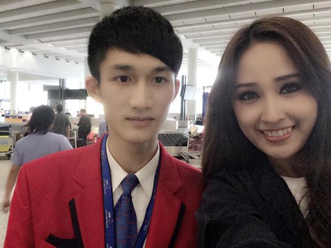Hoa hậu Việt Nam thân thiện chụp ảnh chung với nhân viên nam này tại sân bay để làm kỉ niệm