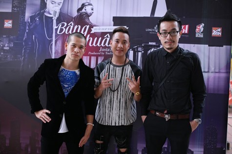 Đạo diễn Việt Tú cũng đến ủng hộ các ca sĩ trẻ