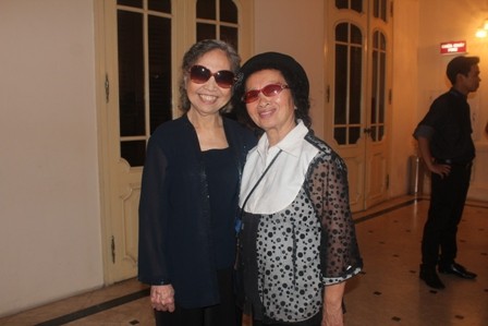 Bà ngoại Tùng Dương (bên phải) chụp ảnh với vợ nhạc sĩ Doãn Nho. Ảnh: Lê Phương