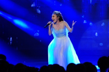 Nhật Thủy nhận được sự ủng hộ của dư luận khi hát ca khúc &apos;Tự nguyện&apos; trong phần thể hiện dành cho người chiến thắng tại Gala trao giải Vietnam Idol.