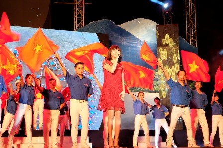 Văn Mai Hương biểu diễn cho các cán bộ, chiến sĩ Vùng 5 Hải quân Việt Nam