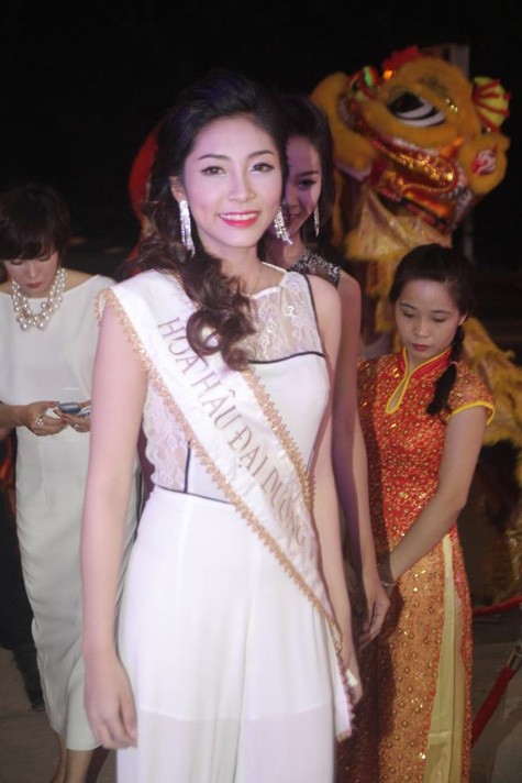 Tối qua (1/6), tân Hoa hậu Đại Dương Đặng Thu Thảo đã xuất hiện tại Thành phố Vinh - Nghệ An để tham gia một sự kiện của showbiz Việt.