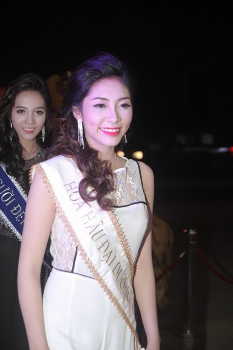 Mặc dù bị chê là nhan sắc không quá nổi bật lại trùng tên với Hoa hậu Việt Nam 2012 nhưng Hoa hậu Đại dương Thu Thảo vẫn tỏ ra rất tự tin khi xuất hiện tại sự kiện tôi qua.