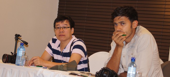 Nhà báo Đỗ Doãn Hoàng (trái) trong một cuộc họp báo.