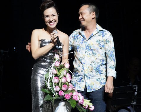 Nhạc sĩ Quốc Trung bất ngờ xuất hiện trên sân khấu và tặng hoa cho Uyên Linh