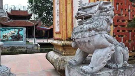 Sư tử đá ngoại lai có mặt ở hầu hết các đền, chùa Việt Nam