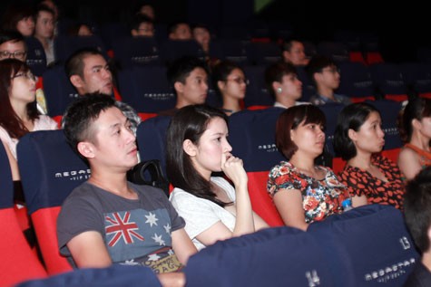 MC Anh Tuấn và vợ - người đẹp Lý Hồng Nhung lặng lẽ xuất hiện trong buổi ra mắt phim. Anh Tuấn chia sẻ, vì là "tín đồ" của các bộ phim hành động nên anh không thể bỏ qua bộ phim này.