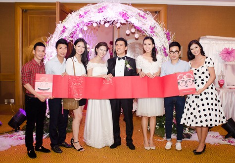 Đám cưới của HH Biển Vân Anh có mặt của những người bạn thân thiết với vợ chồng cô: chuyên gia trang điểm Kenny Thái, HH Ngọc Hân, NTK Hà Duy...
