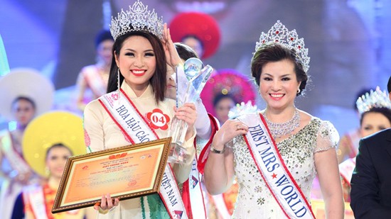 Tân Hoa hậu Ngọc Anh và Phó ban tổ chức cuộc thi Hoa hậu các dân tộc Việt Nam 2013 - TS Kim Hồng.
