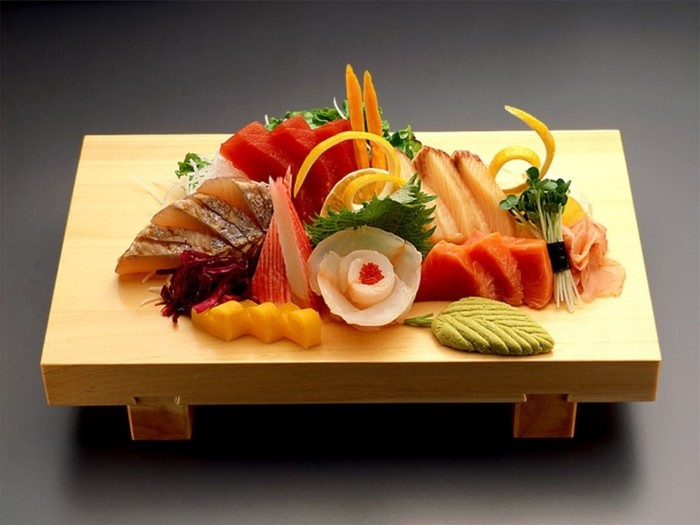 Hải sản vốn giàu vị Umami. Với một nền ẩm thực chuộng hải sản ăn sống như Nhật Bản, có thể xem người Nhật rất ưa chuộng vị Umami thuần tự nhiên