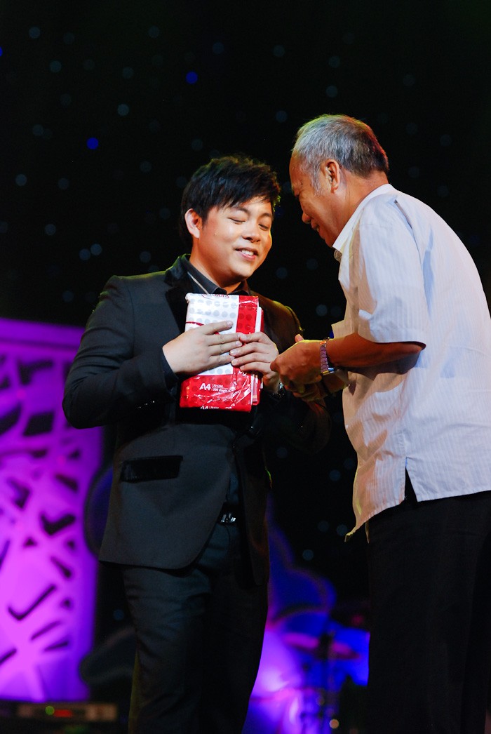 Rất nhiều khán giả lần lượt lên tặng phong bì tiền cho Quang Lê