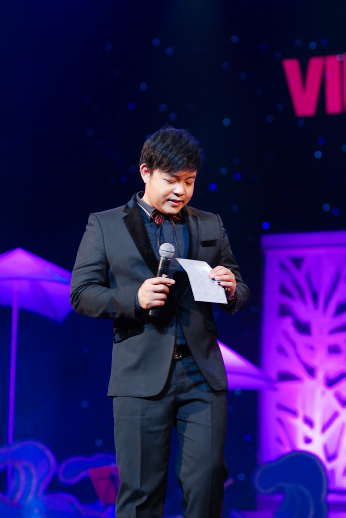 Sau lần đầu nhận phong bì trong show Chế Linh thì lần biểu diễn này nam ca sĩ trẻ Quang Lê lại tiếp tục nhận được rất nhiều phong bì...