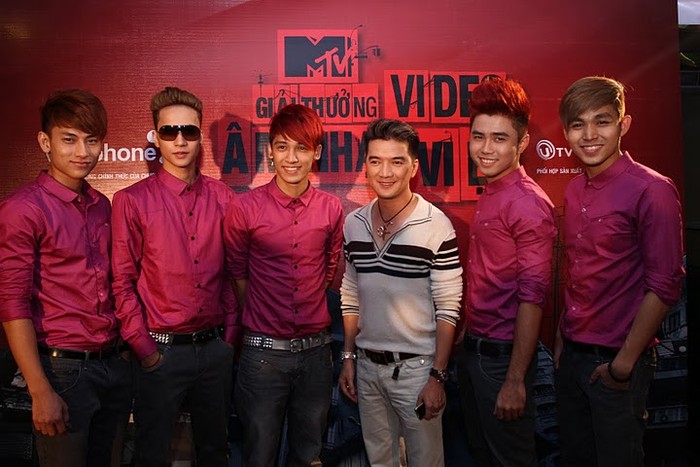 MTV Giải thưởng Video Âm nhạc Việt là một sân chơi giới thiệu đến khán giả những video clip ca nhạc (MV) của các ca sĩ đang được khán giả yêu thích và những ca sĩ mới tiềm năng có những dự án âm nhạc trong năm 2011, nhằm tìm ra những MV và ca sĩ được công chúng yêu thích nhất của năm phát trên kênh MTV tiếng Việt. Trong ảnh là Mr Đàm cùng đàn em - Nhóm 365 tranh tài