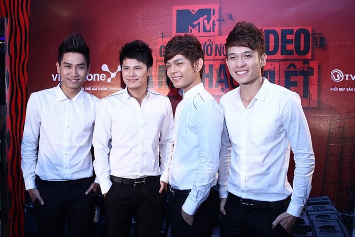 Giải thưởng Video Âm nhạc Việt trên kênh MTV Việt hóa sẽ có sự góp mặt của rất nhiều ca sĩ với tổng số 24 MV. Chương trình được chia thành hai bảng do hai nhóm producer của chương trình lựa chọn. Phụ trách của hai nhóm sẽ là nhạc sĩ Quốc Trung và đạo diễn Nguyễn Quang Dũng. Trong ảnh là nhóm V.Music.
