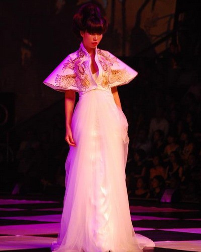 Hà Anh ấn tượng với bộ váy trắng của hai nhà thiết kế này.
