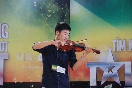 Thí sinh Lê Hoàng Nhật cũng phô diễn khả năng chơi nhiều nhạc cụ