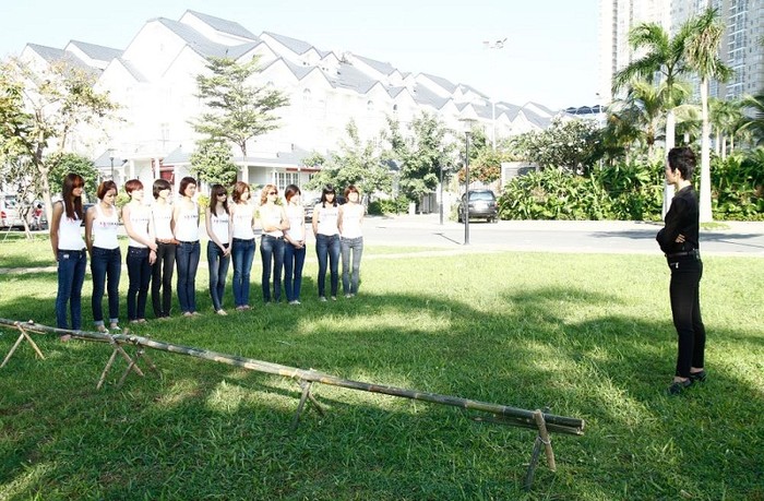 Vào buổi sáng đầy nắng, Xuân Lan đã gặp 11 cô học trò của mình tại khuôn viên thoáng mát của Sài Gòn Pearl để đào tạo kĩ năng catwalk nâng cao