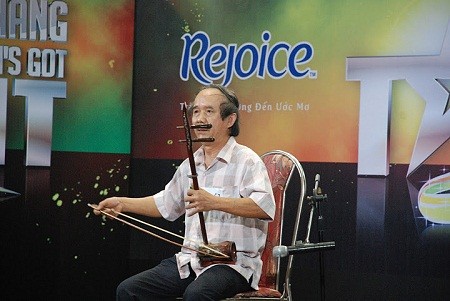 Bác Nguyễn Văn Vượng rất mê các nhạc cụ dân tộc