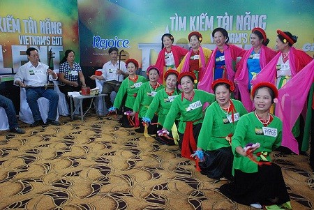 Đội đàn và hát Mễ Trì Thượng với tiết mục đậm chất dân gian