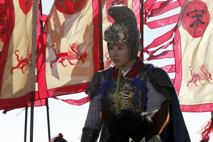 Suốt cả phim, Trương Bá Chi đã phải "chiến đấu" liên tục với bộ giáp sắt nặng nề và thanh đao lớn. Cô nàng đã phải tích cực tập luyện thể lực để đảm bảo được sức khỏe trong quá trình quay phim.