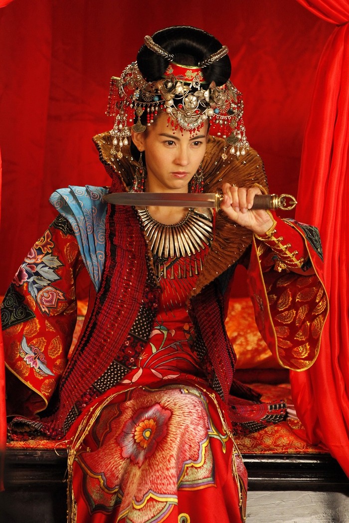 Mình khoác hồng bào, một tay cầm cờ lệnh, một tay giữ đại đao trong tư thế hiên ngang mà vẫn giữ được dáng vẻ riêng của nữ nhi, đó chính là tạo hình hết sức ấn tượng của Trương Bá Chi trong vai Mộc Quế Anh của Dương Môn Nữ Tướng.