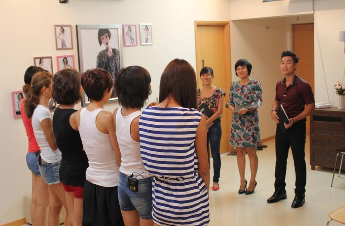 Các thí sinh vui mừng mời MC Nguyên Khang, MC Ngọc Bảo và các vị khách đến từ Xone FM vào ngôi nhà chung của Vietnam's Next Top Model.