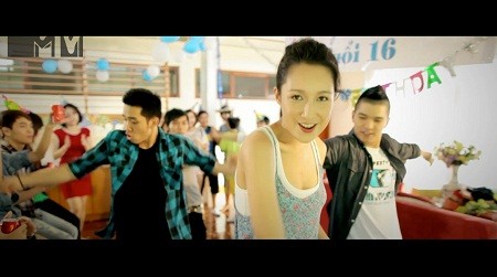 Hình ảnh Anna dễ thương trong MV "Tuổi 16"
