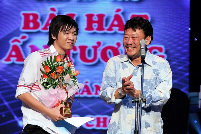 Nhạc sĩ Lê Quang trao giải Bài hát ấn tượng cho ca khúc "Hồ Xuân Hương" của tác giả Toàn Thắng