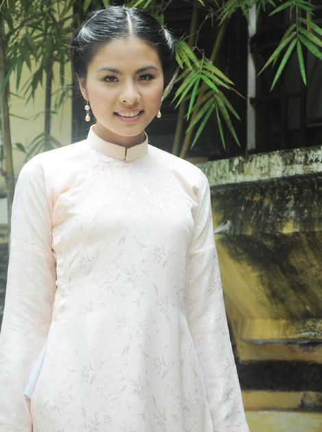 Vân Trang với vai diễn cô đào Ba Huyền lắm gian truân nhưng không kém phần sắc sảo.