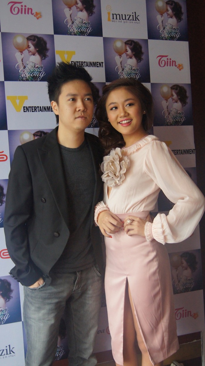 Ca sĩ Lê Hiếu có mặt chúc mừng cô em Văn Mai Hương trong ngày ra mắt album đầu tiên.