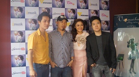 Ca sĩ Đăng Khôi, nhạc sĩ Huy Tuấn, Mai Hương và Lê Hiếu (từ trái sang) ở buổi ra mắt album "Hãy mỉm cười"