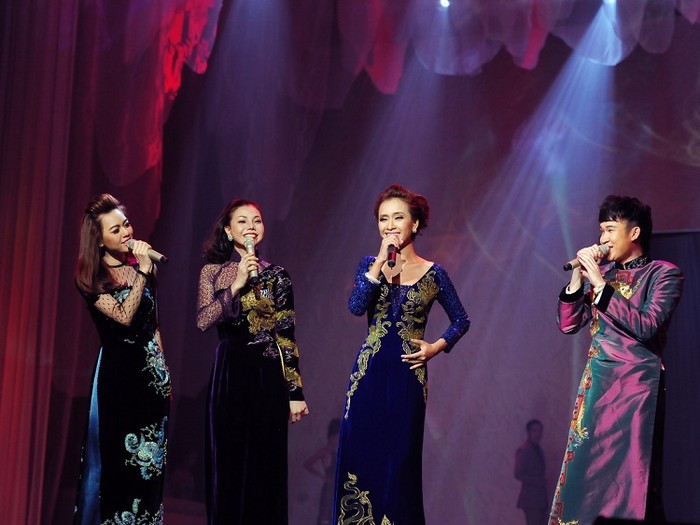 Những người đẹp hoán đổi vị trí và hát thật say sưa, trong khi đó nam ca sĩ Dương Triệu Vũ lại "đệm" cho các cô gái thêm nổi bật.