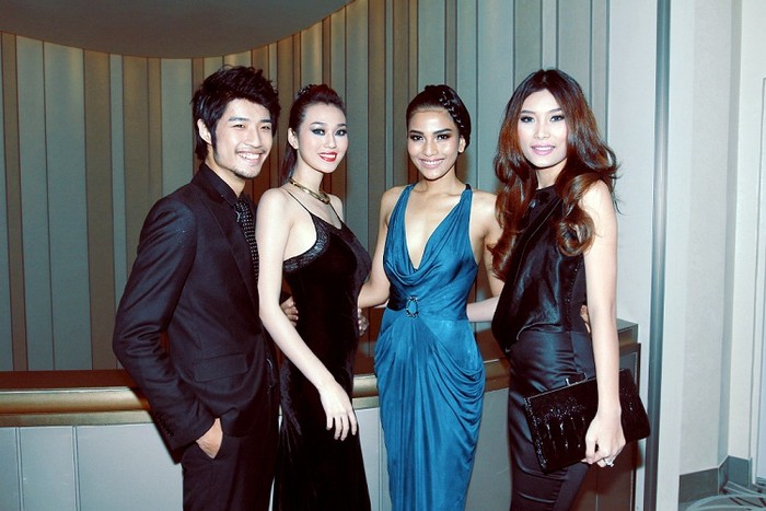 Từ phải sang: Ca sĩ Hồ Vĩnh Anh, Trương Thị May, Khánh My và một người mẫu cũng được vinh danh trong đêm đặc biệt này