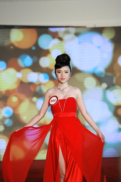 Á hoàng 1 Khưu Kim Anh đến từ Cần Thơ tự tin sải bước trong bộ váy đỏ cho đêm chung kết