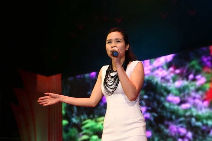 Lưu Hương Giang lần đầu trình bày ca khúc Nồng nàn Hà nội – St : Nguyễn Đức Cường và Đừng ngôi yên trong bong tối – St : Võ Thiện Thanh.