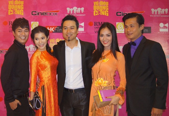 Vợ chồng Kim Phượng, Trọng Khoa (thứ hai, 3 từ trái sang) và diễn viên Võ Thành Tâm, người đẹp Diễm Châu (2 người bên phải)