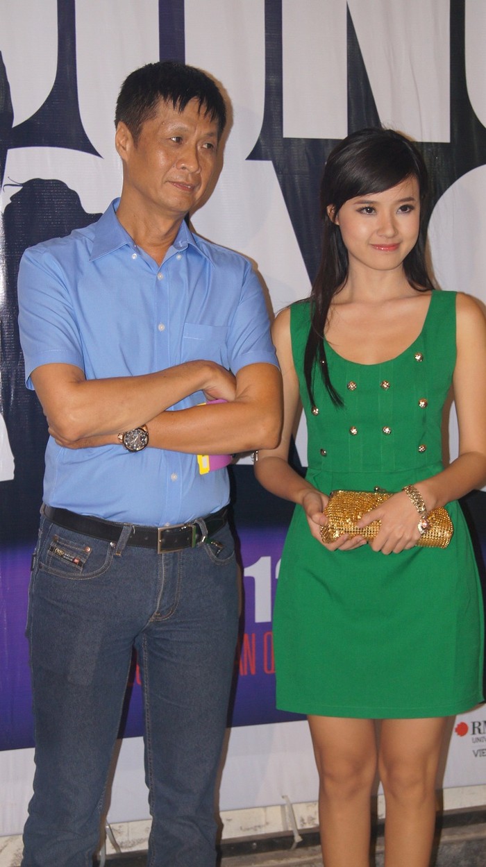 Đạo diễn Lê Hoàng xuất hiện cùng hotgirl Mi Du đi xem "Vũ điệu đường cong"