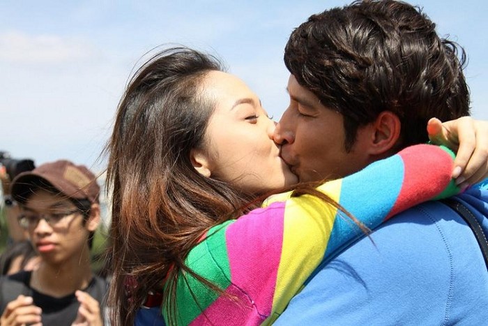 Những cảnh hôn nhau thế này đôi khi đã làm khó cả Minh Hằng và Huy Khánh khi họ phải làm thế nào thể hiện nụ hôn thật nhất.
