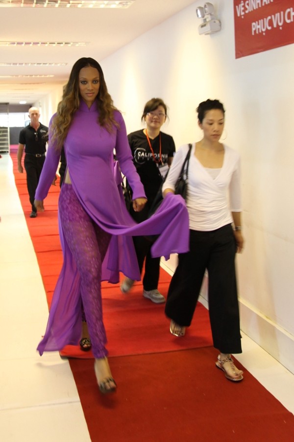 Tyra Banks trong tà áo dài truyền thống của Việt Nam trong buổi giới thiệu đêm chung kết sáng nay tại Riverside Palace TPHCM
