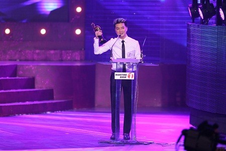 Đàm Vĩnh Hưng 2 lần nhận giải Nghệ sĩ của năm ở những giải thưởng âm nhạc