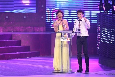 Văn Mai Hương và Dương Triệu Vũ vui sướng khi nhận giải Nghệ sĩ mới xuất sắc